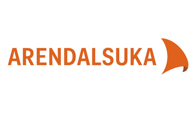 Orange Arendalsuka tekst og logo med hvit bakgrunn.