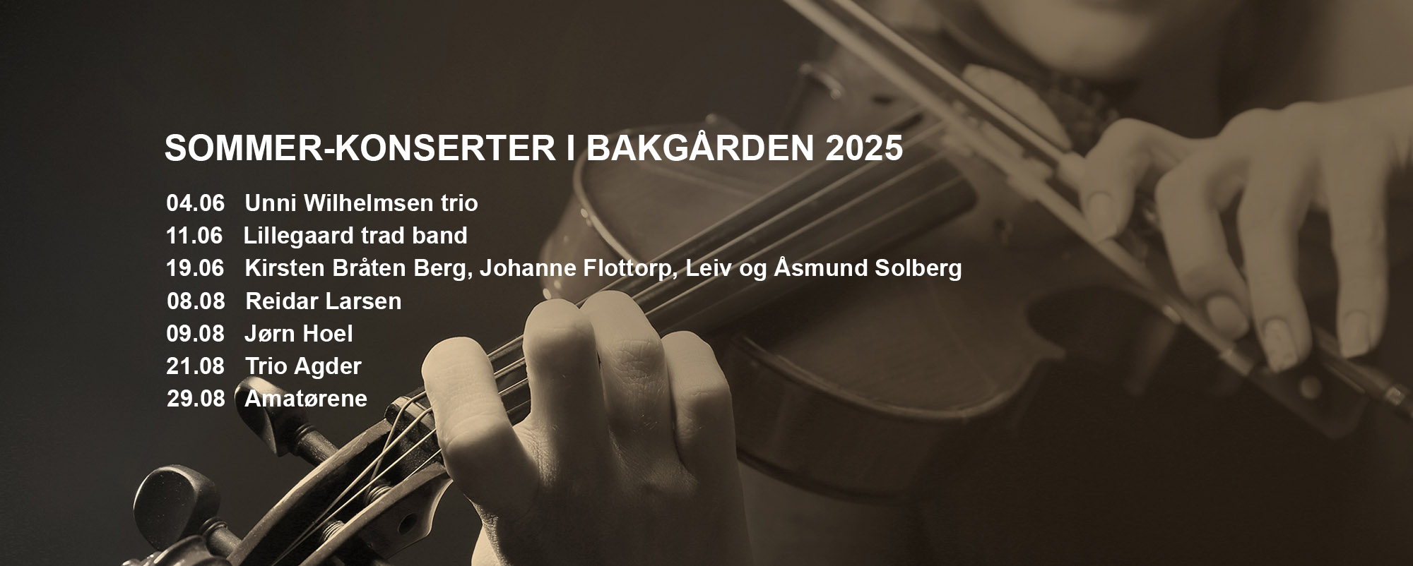 Sommerprogram 2025, med fele i bakgrunnen.