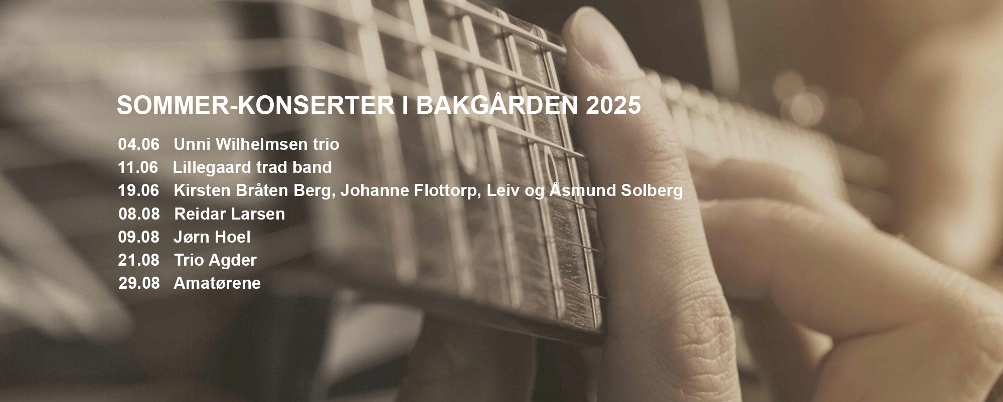 Sommerprogram 2025, med sangerinne i bakgrunnen.
